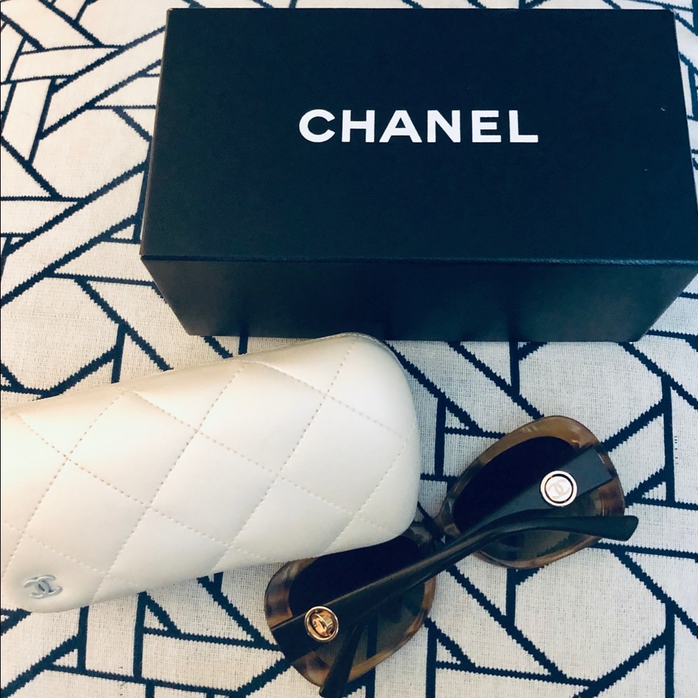 CHANEL Sunglasses w/Case